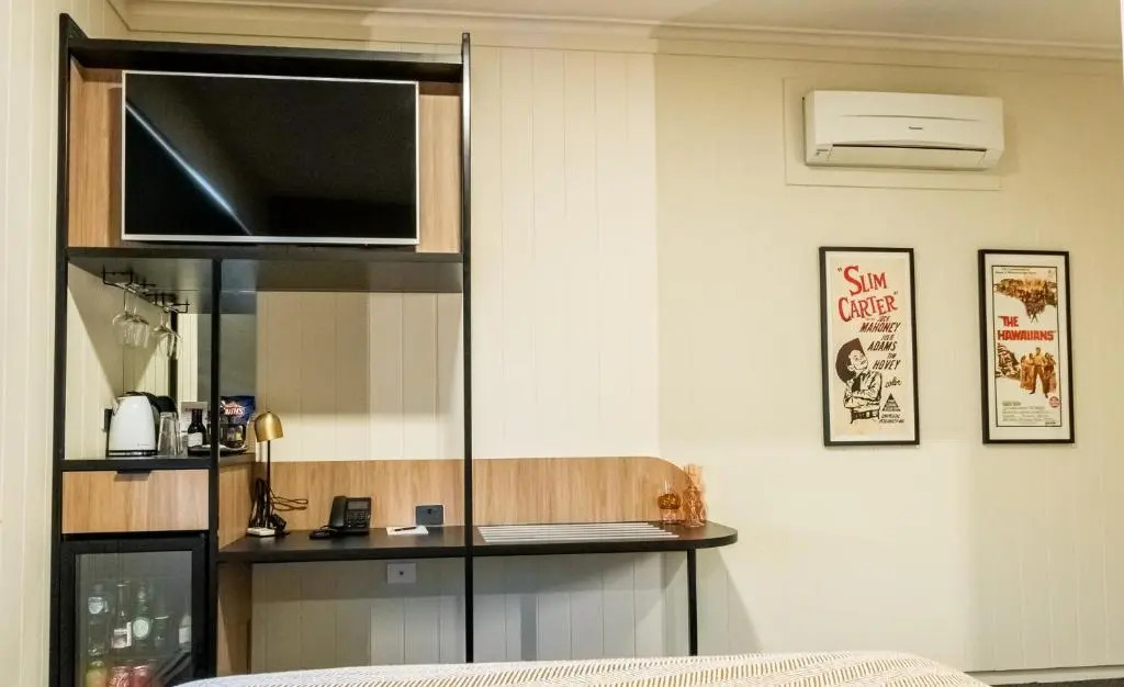 Eyre Hotel