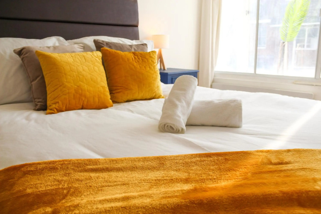 Sleeps 7 - Spacious Modern Apartment in Newbury Town Centre by JDF Property