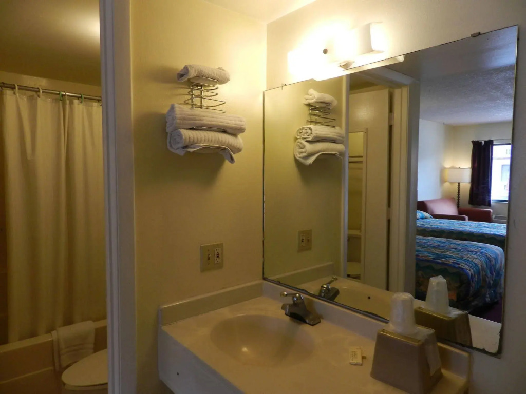 Maple Leaf Inn & Suites
