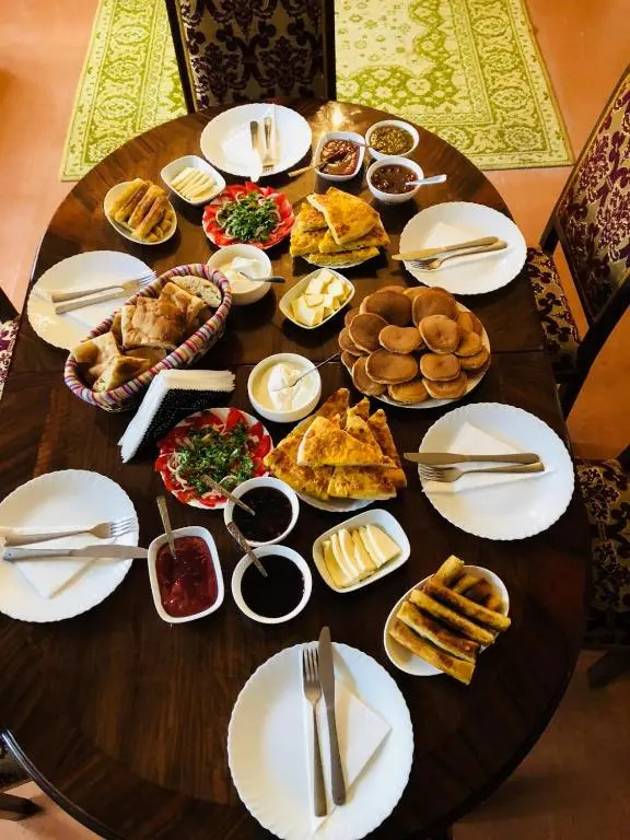 Travel Inn House Mestia • მოგზაურის სახლი