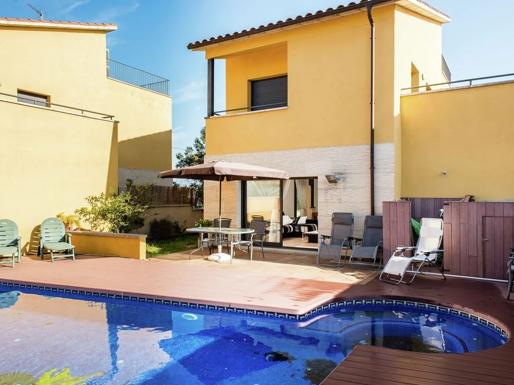 Pretty Holiday Home in Sant Pere Pescador With Swimming Pool
