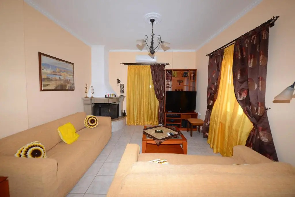 Roula's Studios & Apartment