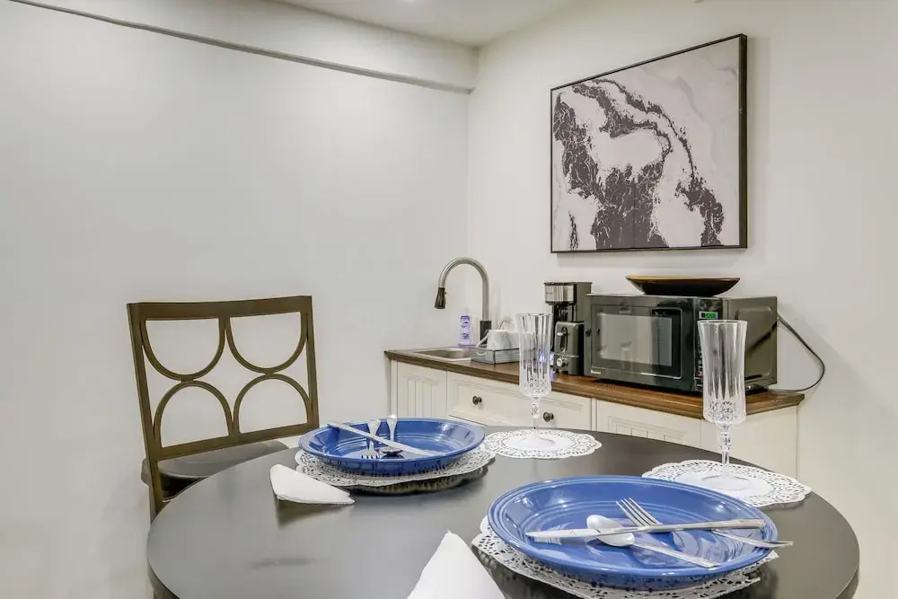 1 Mi to the Metro! Centrally Located Apt Near DC