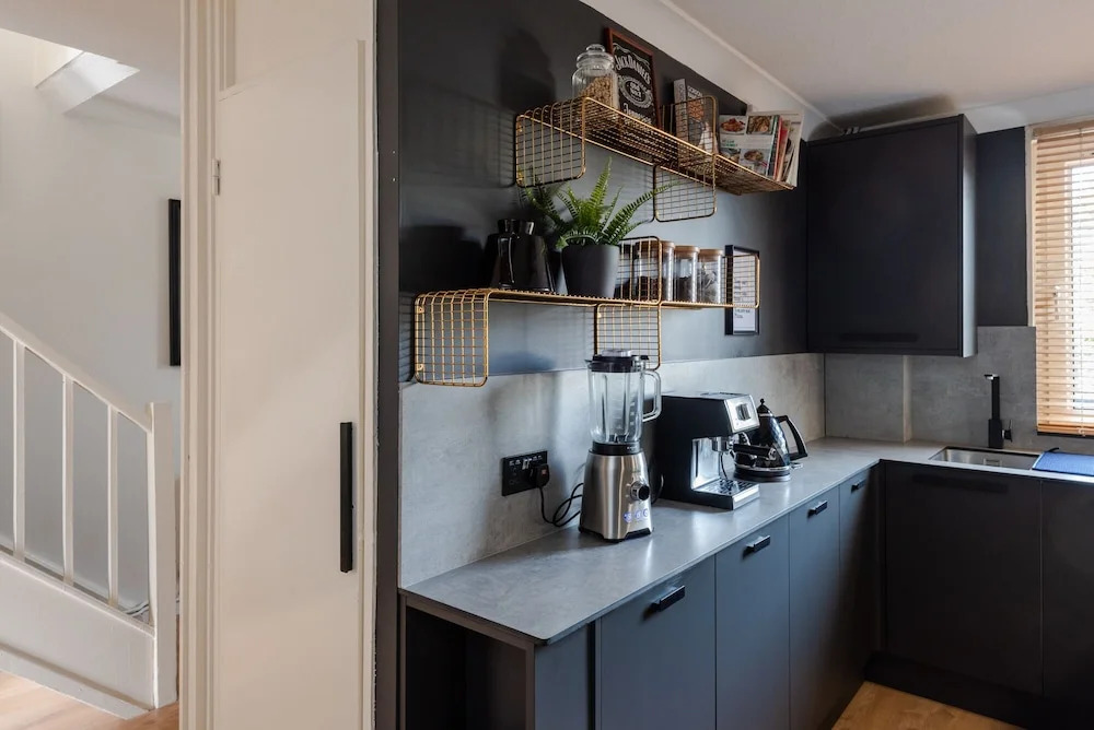 Newly Refurbished 3 Bed Flat For 6 Guests