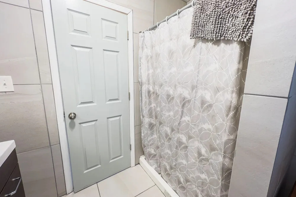 The Stone Castle - With Private Yard & Parking, Near Falls & Casino by Niagara Hospitality