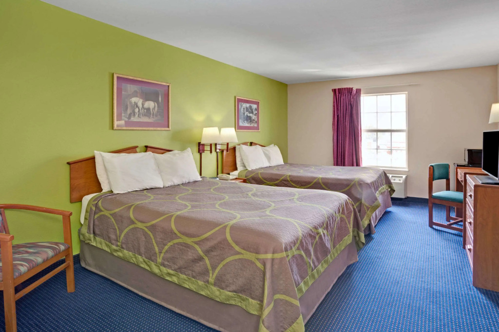 Super 8 by Wyndham Louisville/Expo Center