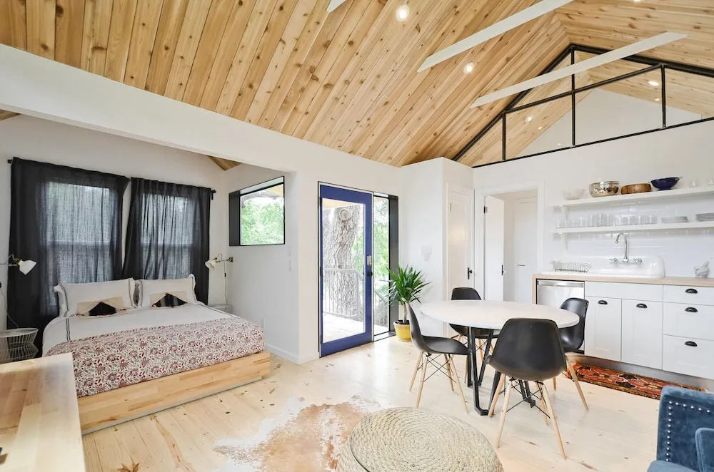 1BR SoCo Treehouse Studio by RedAwning