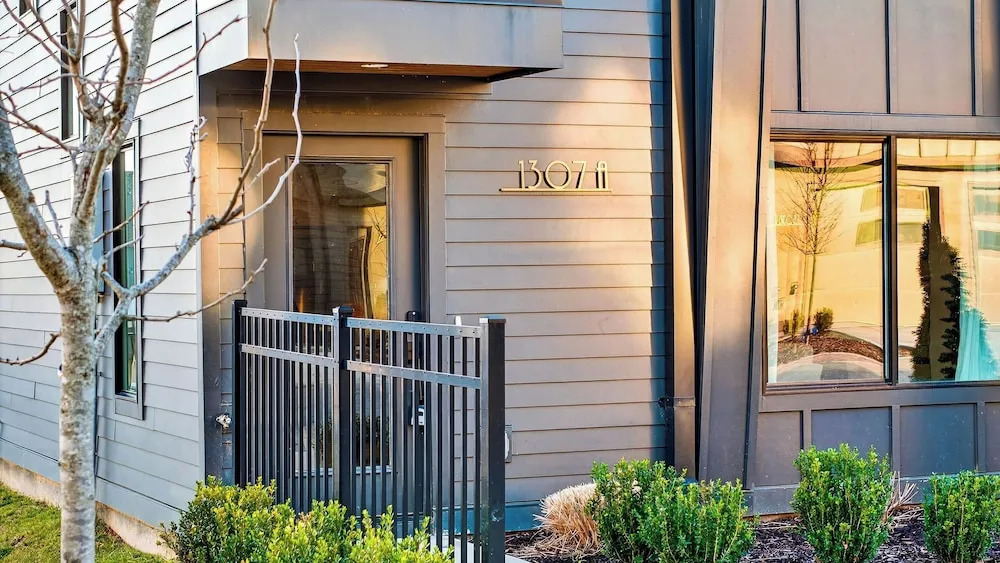 The Lodge by Avantstay Private Rooftop Lounge + Hot Tub + Skyline Views + Near Broadway