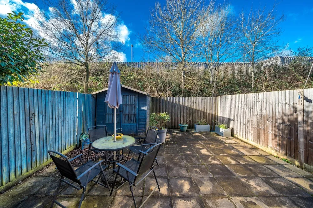 Crawley Pet Friendly 1-Bedroom Apartment