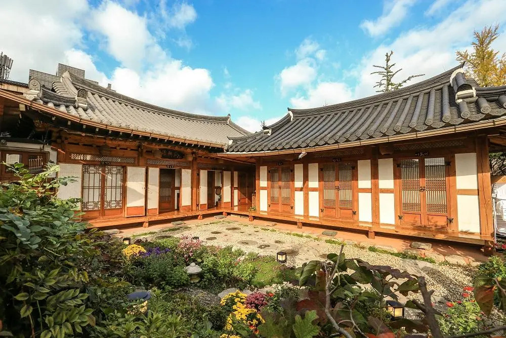 Jeonju Hanok Maeul Hanok Gotek Bugyeongdang