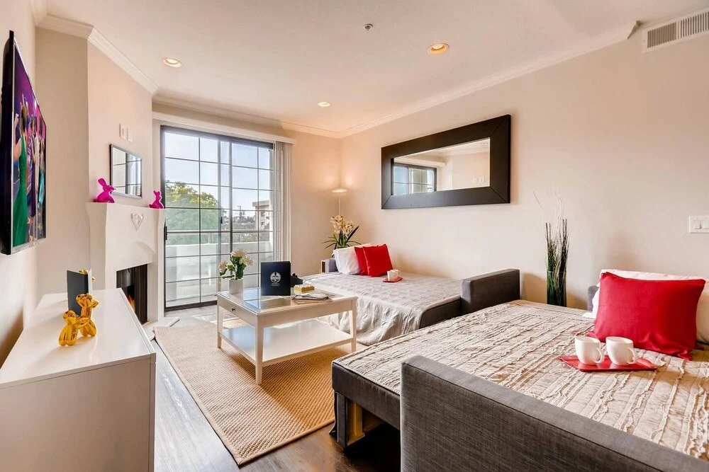 Gorgeous LA LA Land Beverly Hills 2BR - Fast Wifi - Free Parking! (BW2)