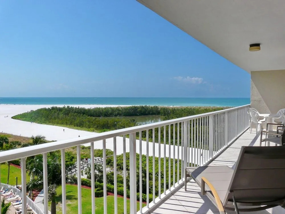 Inviting Condo on Beach With Pool and Tennis Courts