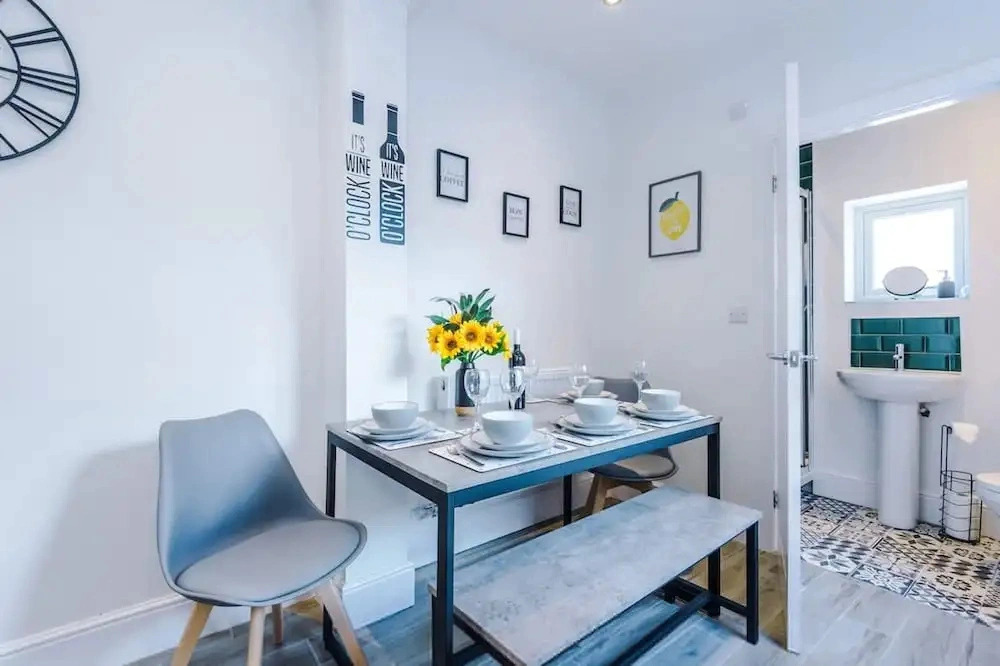 Ideal for Contractors Long Term Stays Sleeps 8