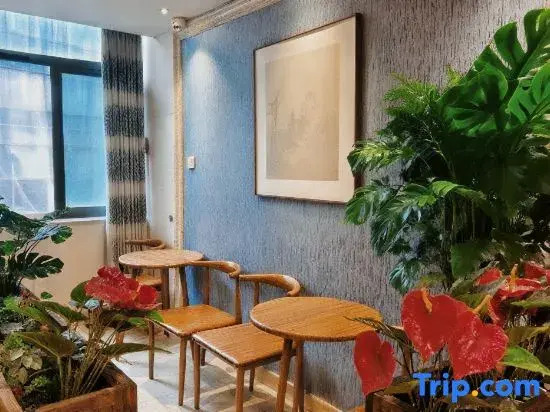 Tianle Qinglü Apartment (Ningbo South Business District Luomeng Universal Park)