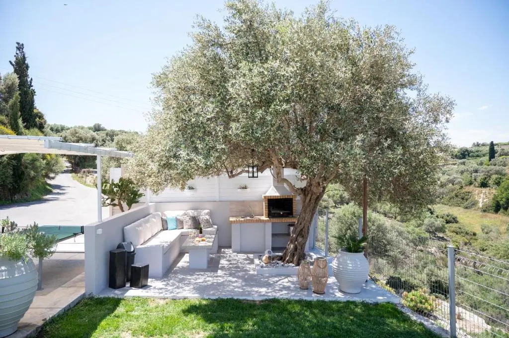 Elegant new villa,with pool,BBQ, ping pong table & gym facilities, just 2km from the town!