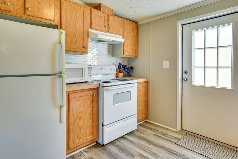 Supply Cottage w/ Deck < 2 Mi to the Beach!