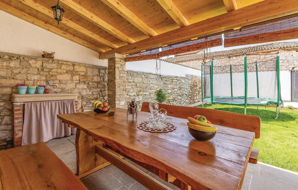Awesome Home In Peruski With Wifi