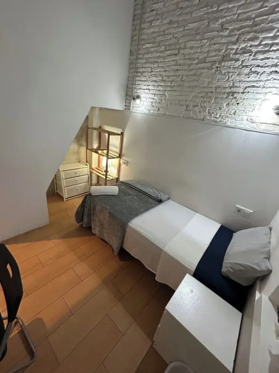 Airbhouse Private Rooms & Apartments