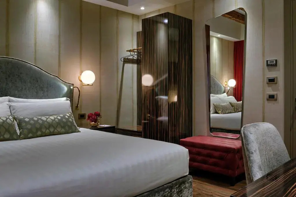 Suite 735