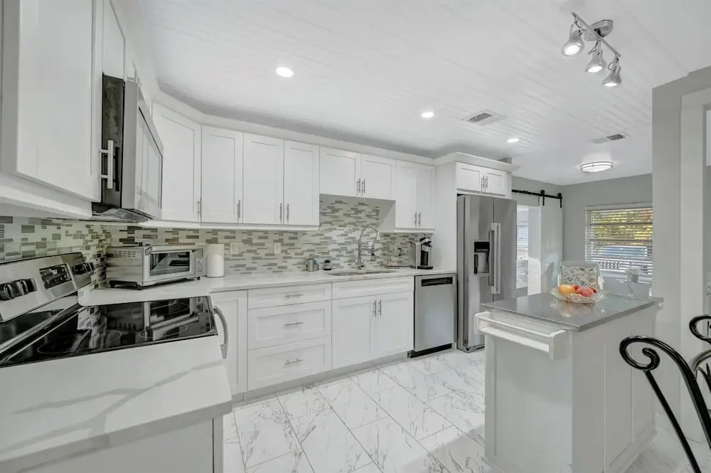 Sleeps 8 Near Busch Gardens With BBQ and Fenced Yard