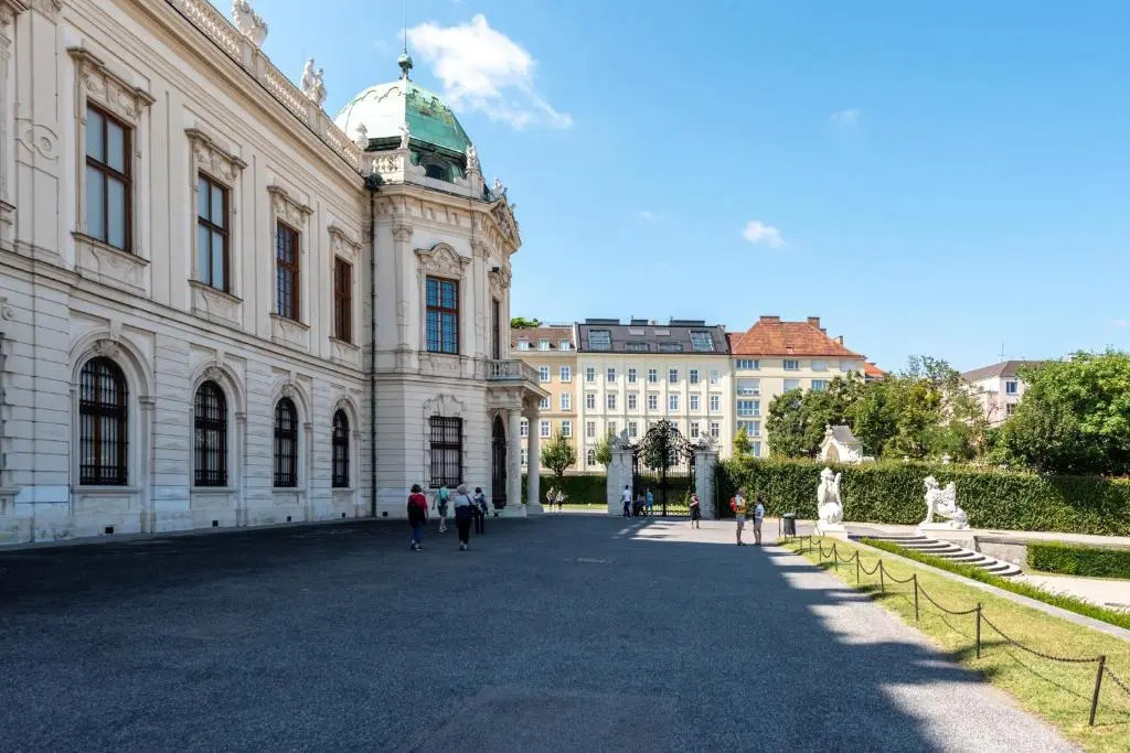 Feel the city life from the Gustav Klimt studio