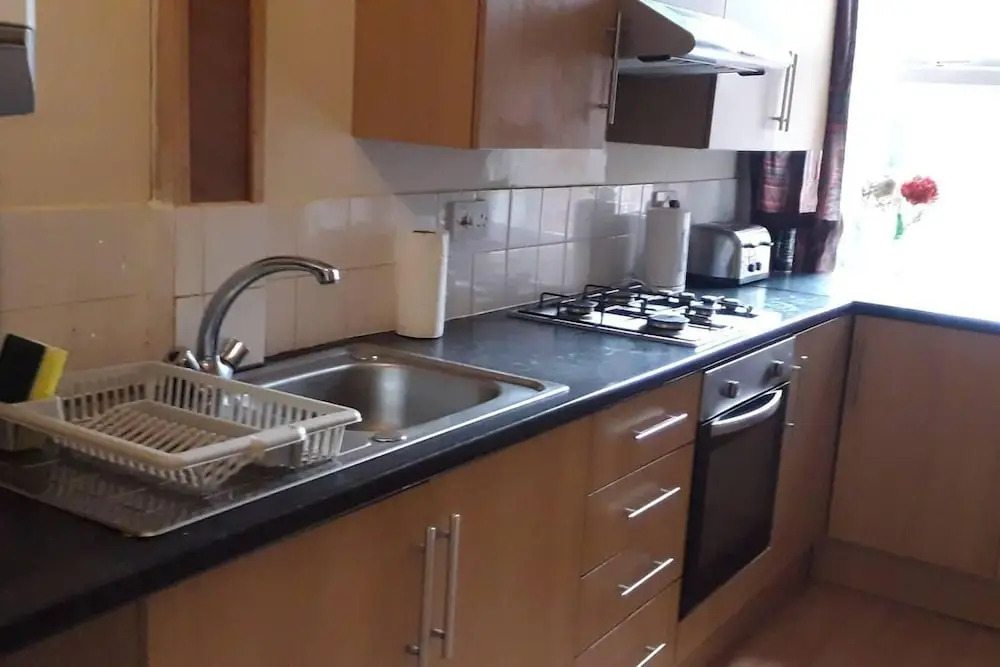 Grand 4-bed Quasi Semi House in Manchester