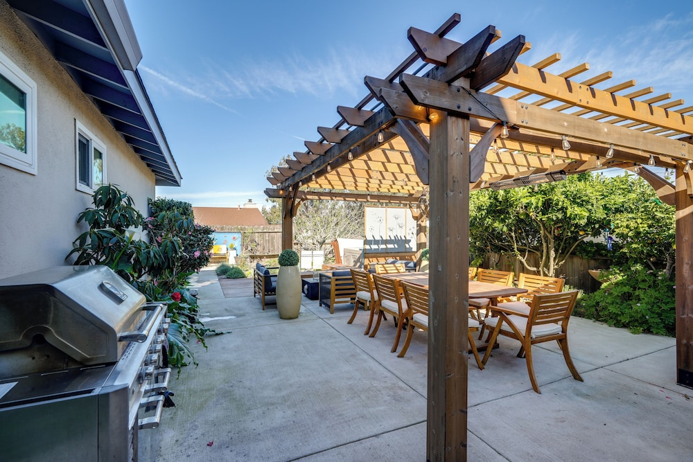 Seaside Home w/ Hot Tub & Patio: Close to Beaches!