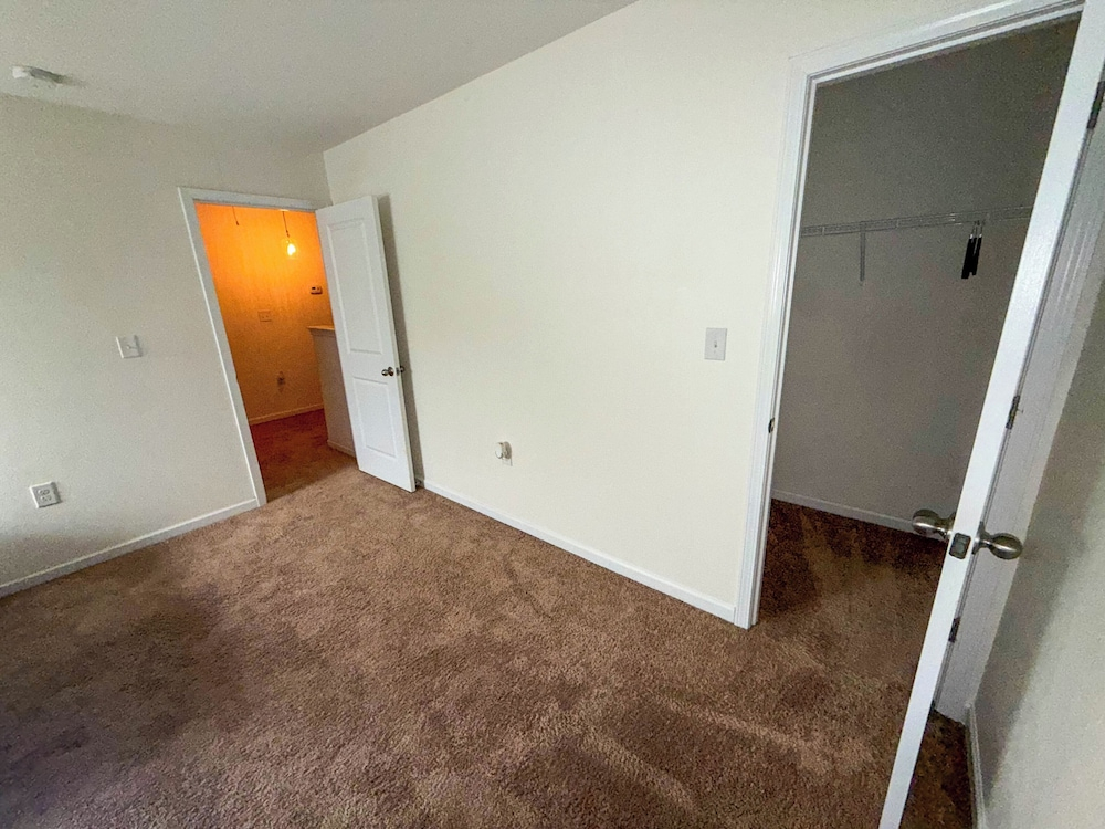 Modern 4 Bedroom Home Near Uptown