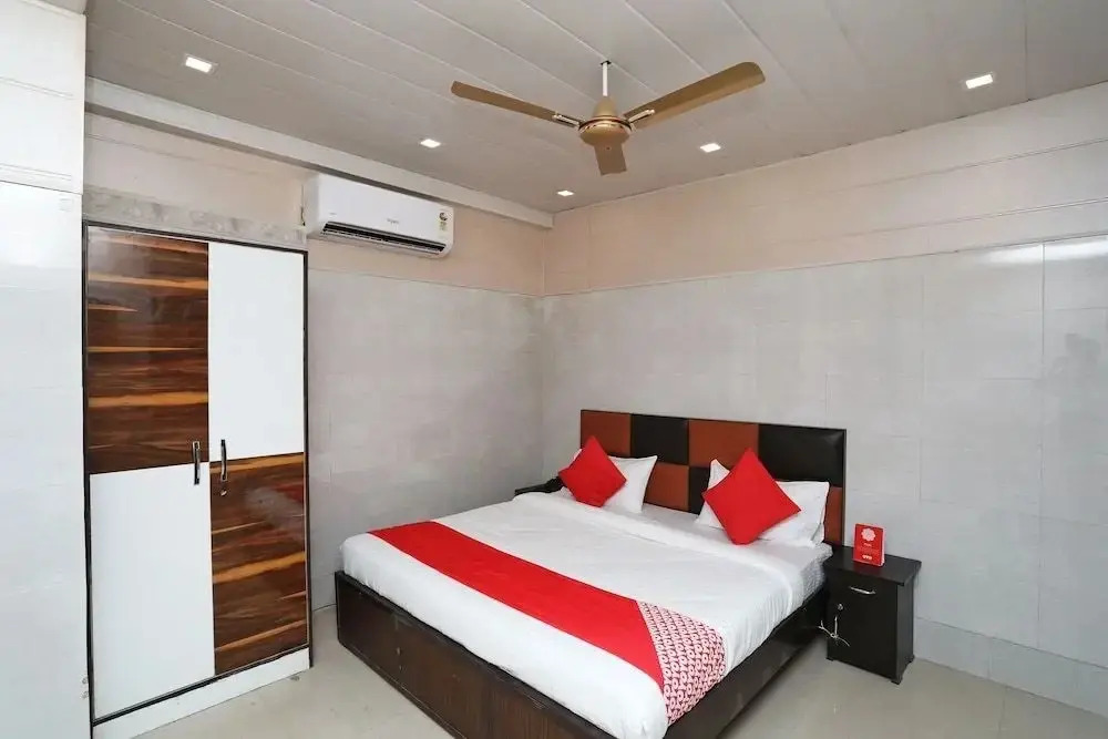 Qlark Stay by OYO Rooms