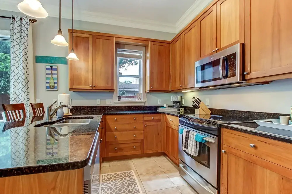 Spacious Townhome, 10 min to the Beach, Dogs OK!