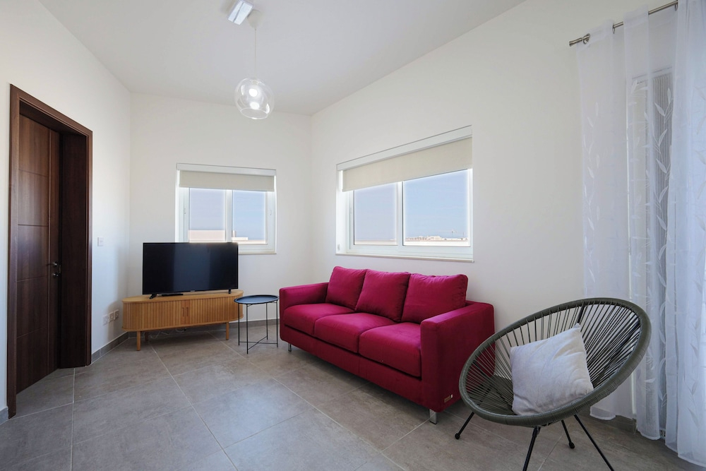 Cosy 1 BD Penthouse in Bugibba - Corner Terrace with Sea Views