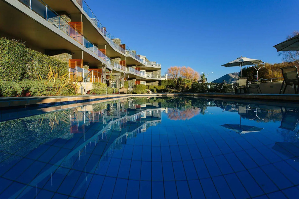 Lakeside Apartments