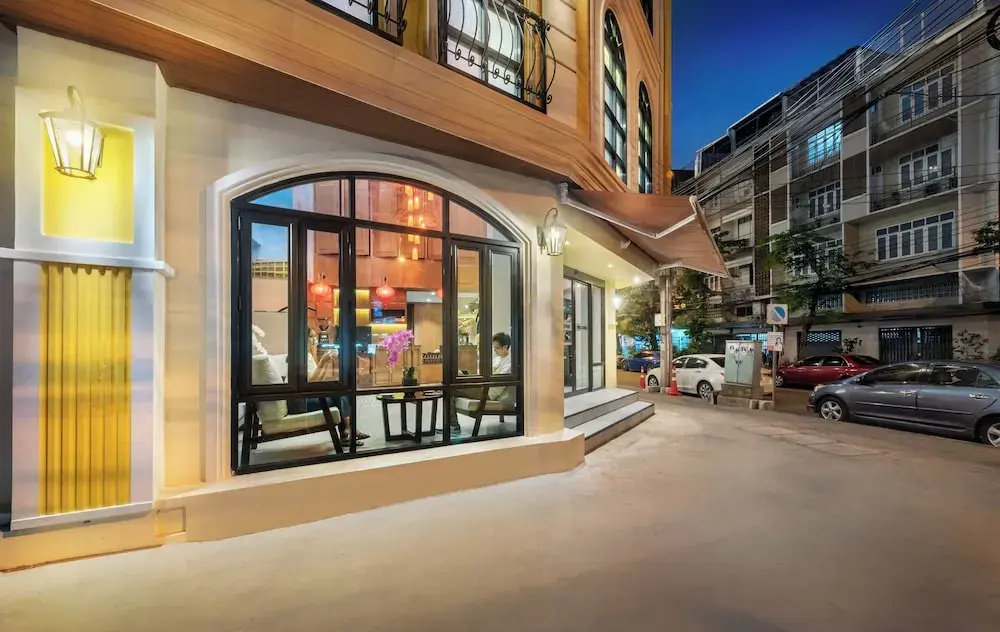 Phra Nakhon Poshtel