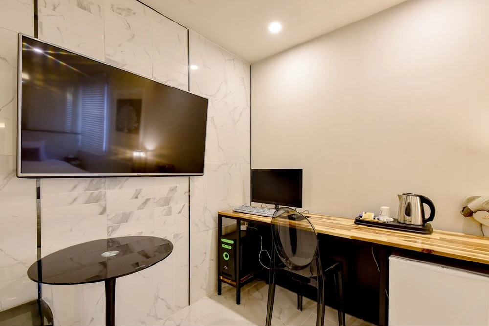 The SWEET Hotel