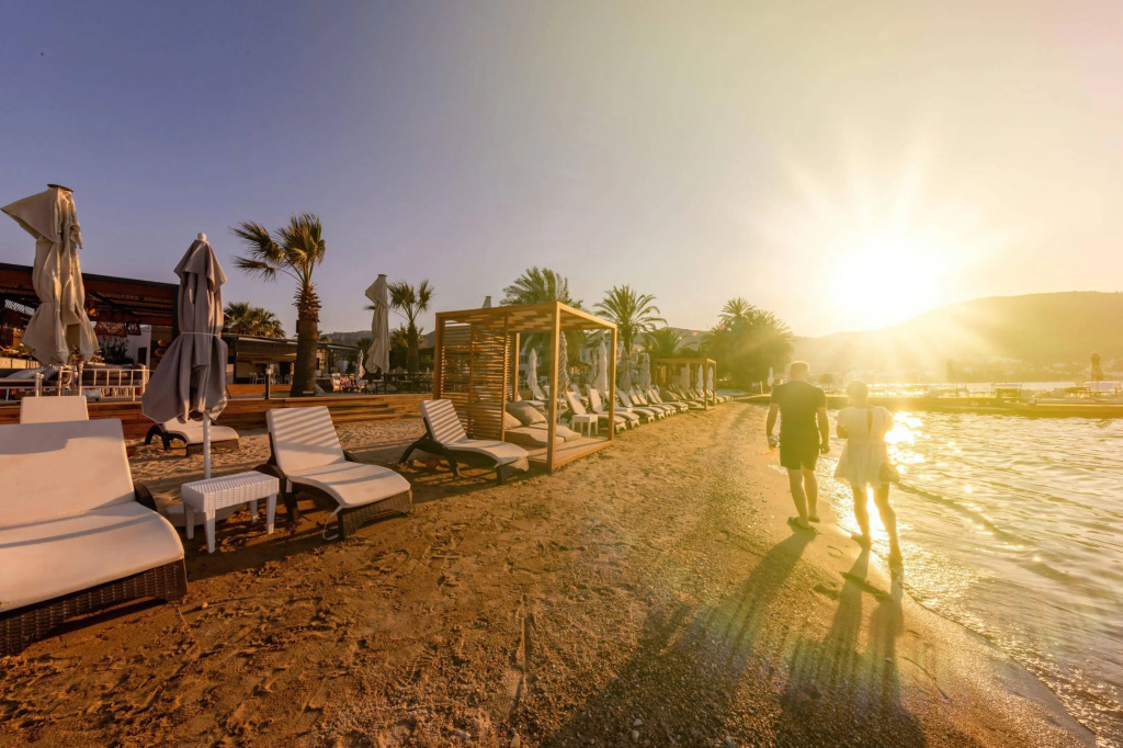 Moyo Beach Hotel