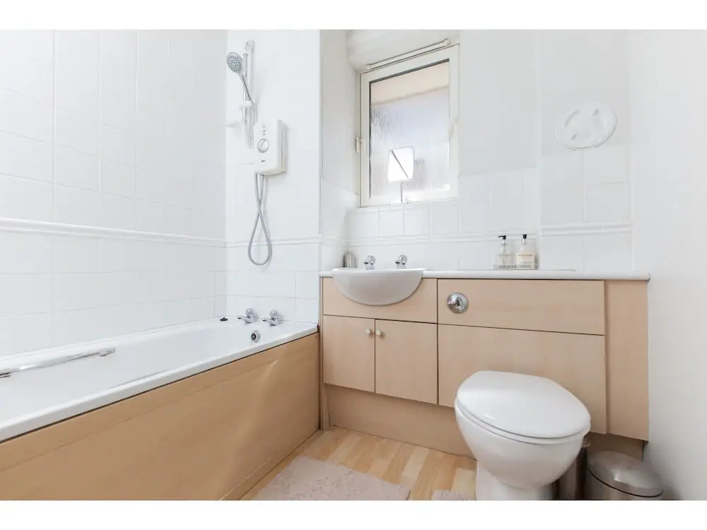 Bright, Modern 2BR Flat for 3 With Parking