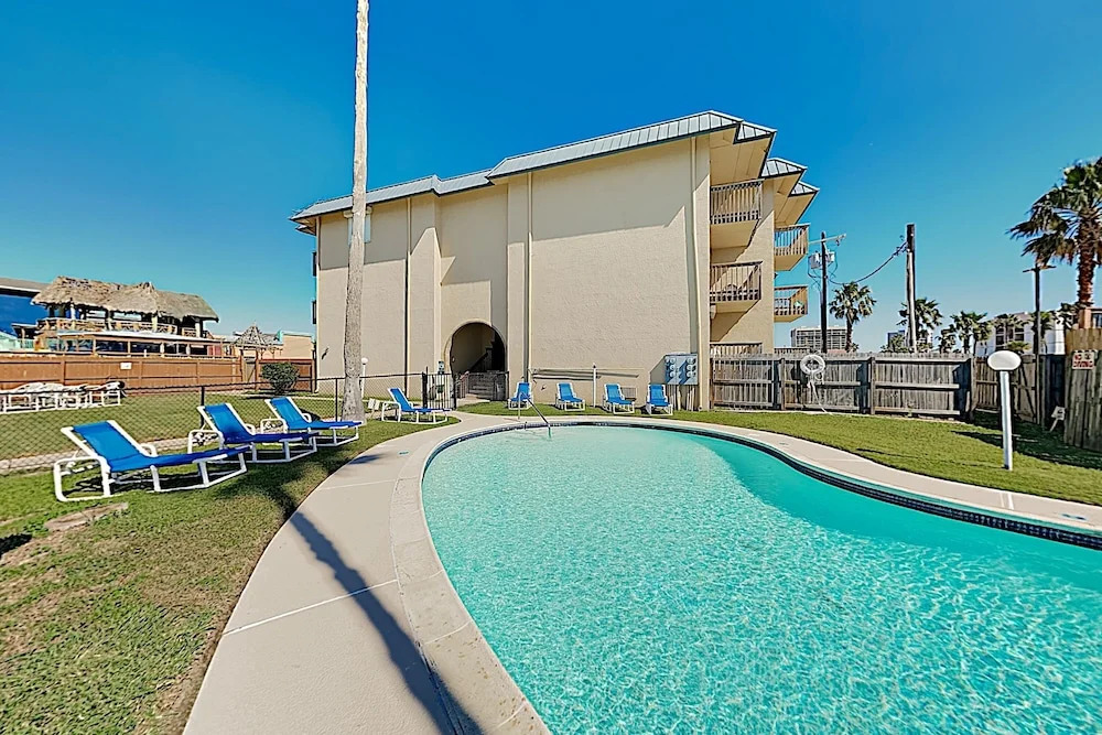 New Listing! Bay-view W/ Pool, Walk To Beach 2 Bedroom Condo