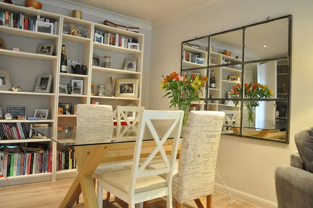 Bright 2 Bedroom Apartment With Balcony
