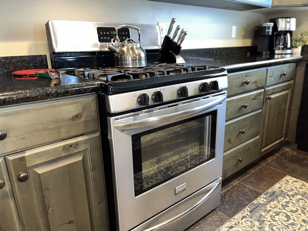 Charming Family Retreat With New Hot Tub, Walk To Main Street & Transit Center 470 3 Bedroom Home