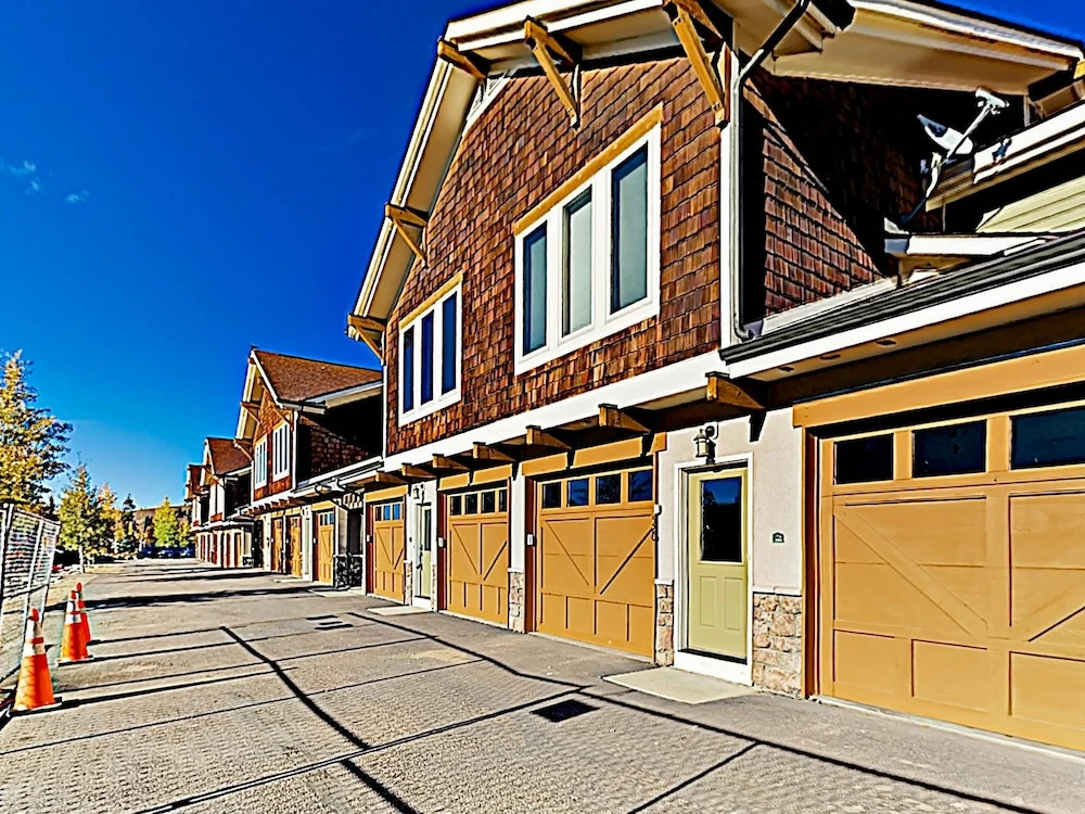 New Listing! End-unit Townhome W/ Private Hot Tub 2 Bedroom Townhouse