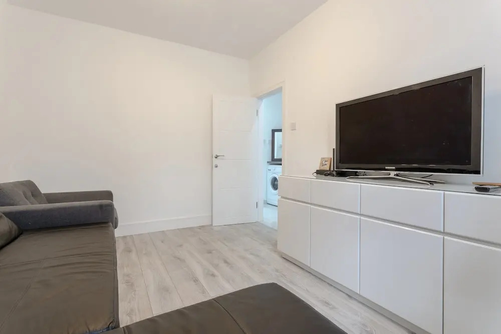 3 Bedroom House In Tooting With Garden