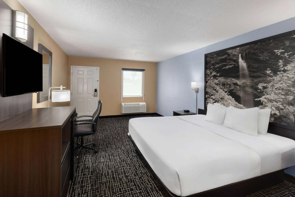 Super 8 by Wyndham Paducah I-24 Exit 4
