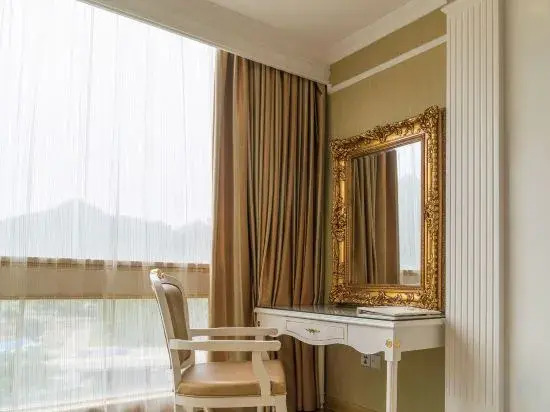 Oriental Crown Holiday Hotel