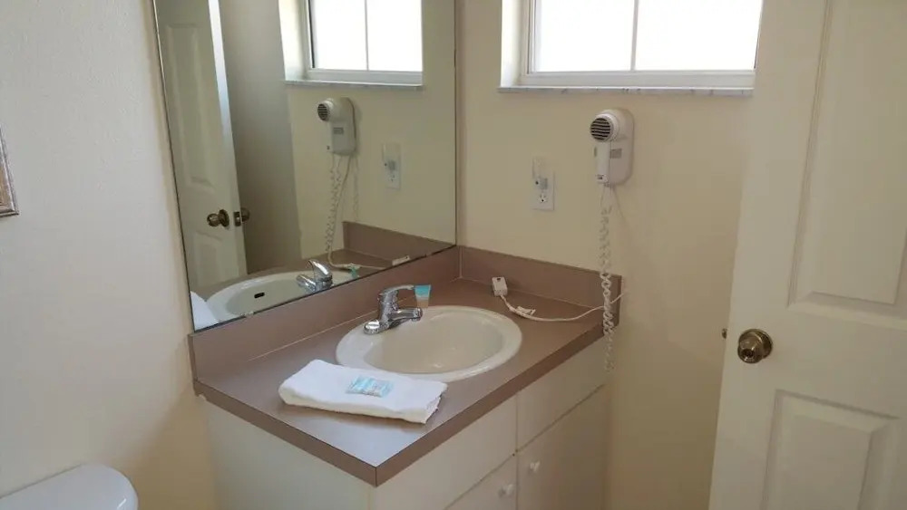 3br, 2.5ba Townhome W/ Sunny Rear Yard 3 Bedroom Townhouse by Redawning