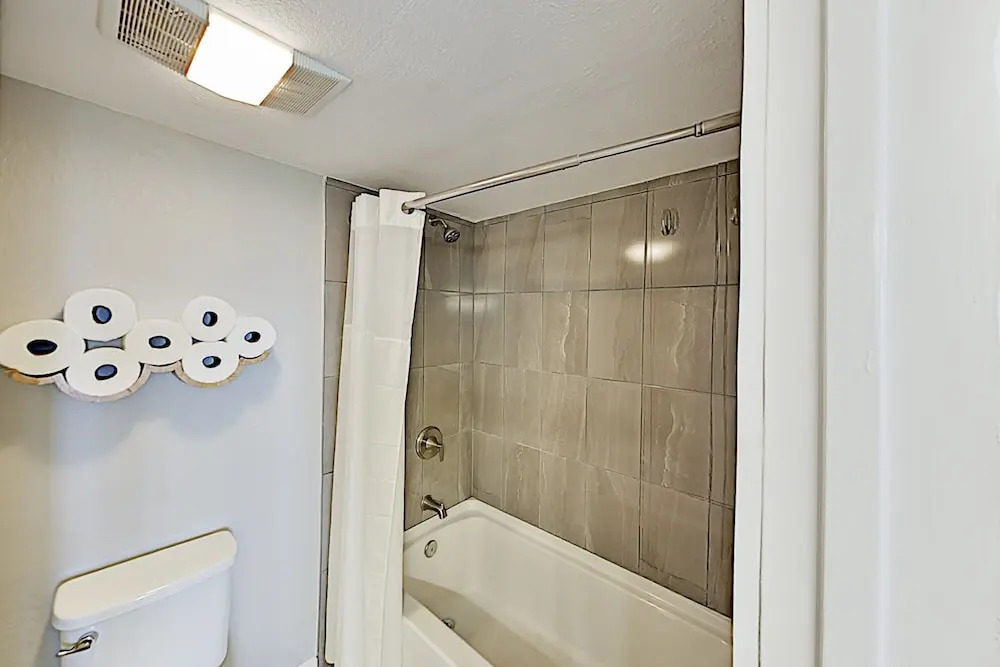 Renovated Saida Towers Getaway W/ Pool & Hot Tub 2 Bedroom Condo