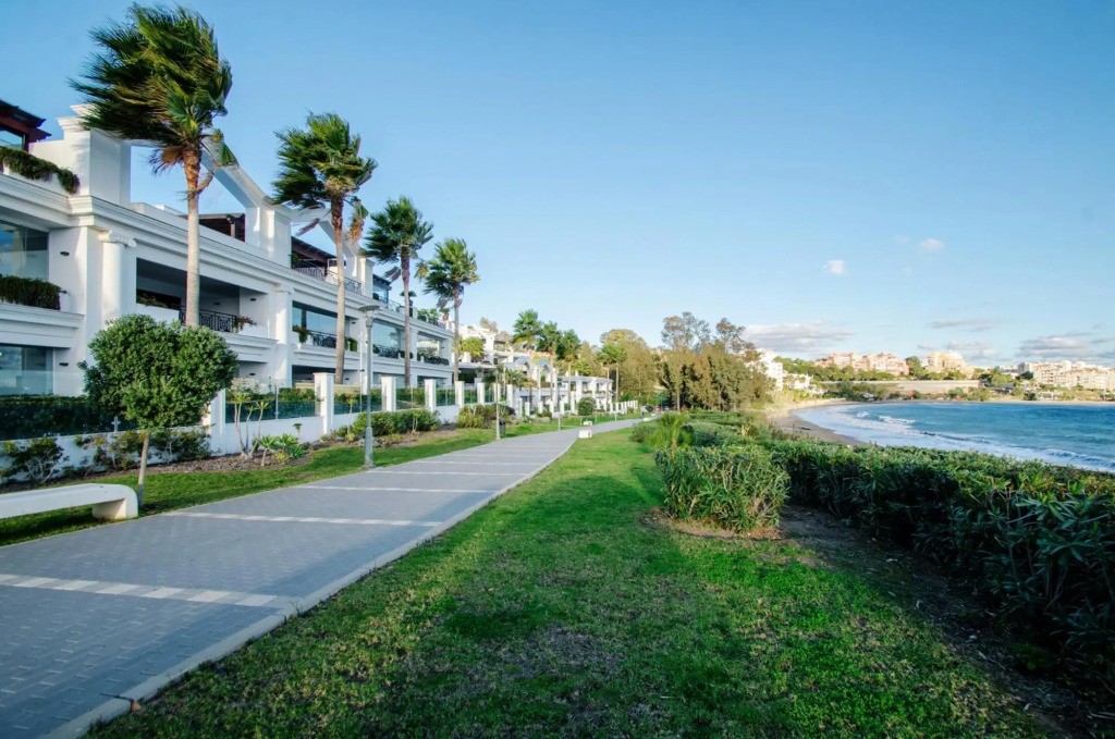 Luxury Apartment Frontal To The Sea In Estepona Doncella Beach