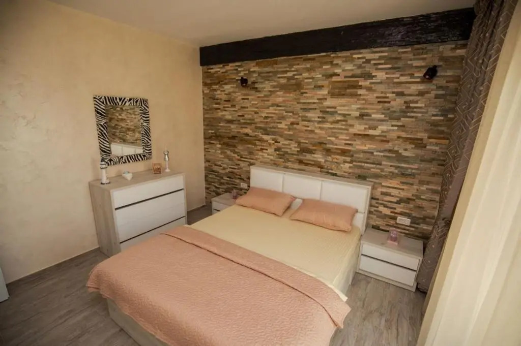 Golden Apartment 2