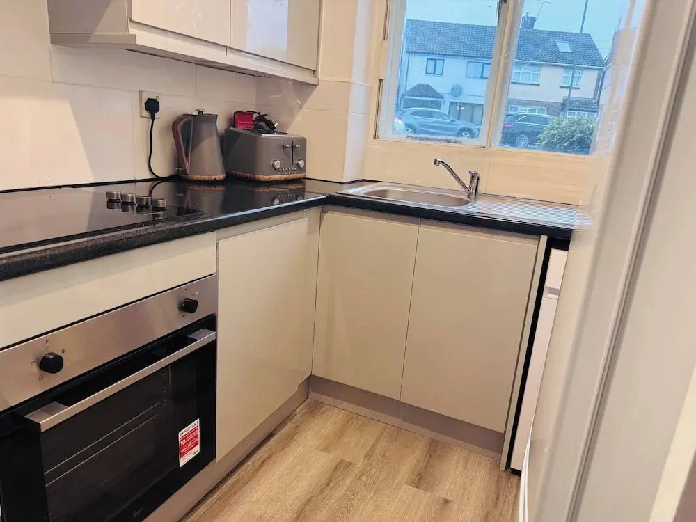 Stylish 1 Bed Flat Lakeside Shopping Mall