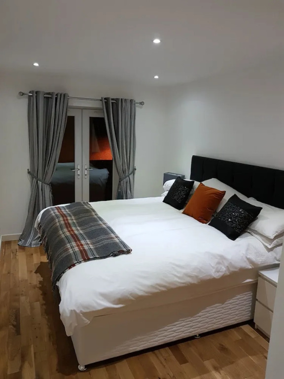 Langley Cottage with patio, spacious rooms - part of Langley Serviced Apartments several properties in Wick
