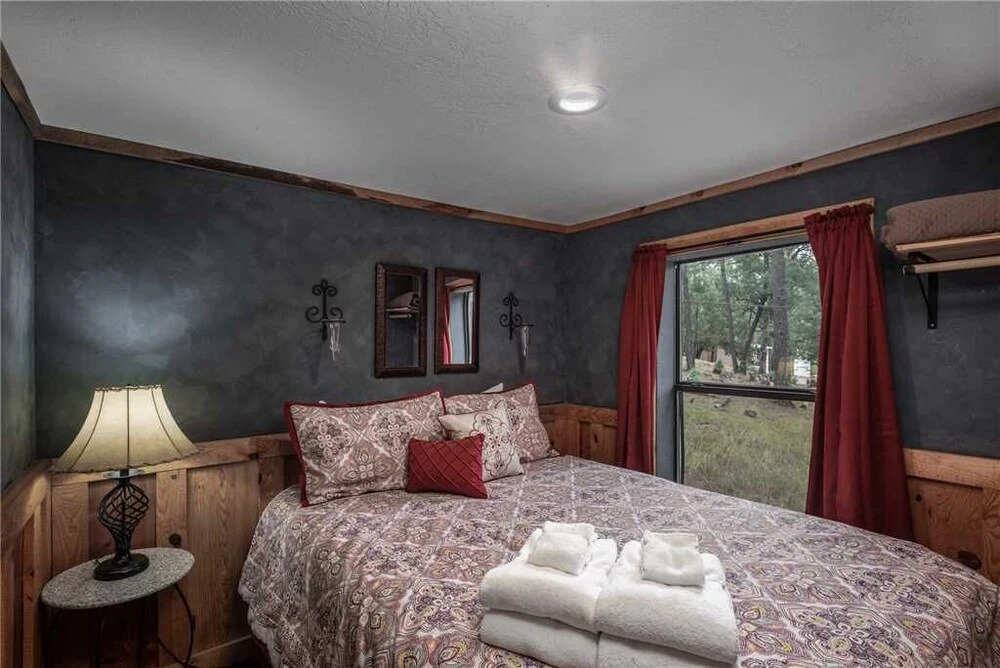Starry Night, 1 Bedroom, Gas Fireplace, Midtown, Sleeps 2